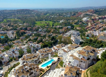 LUXURIOUS 7-BEDROOM APARTMENT WITH STUNNING TERRACE IN NUEVA ANDALUCÍA