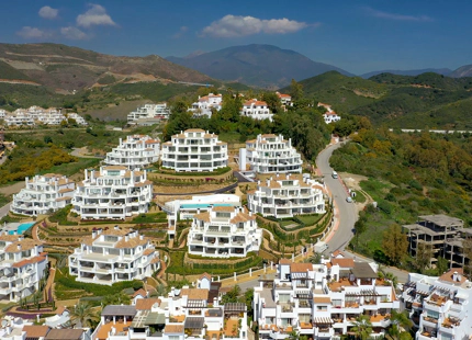 LUXURIOUS 7-BEDROOM APARTMENT WITH STUNNING TERRACE IN NUEVA ANDALUCÍA