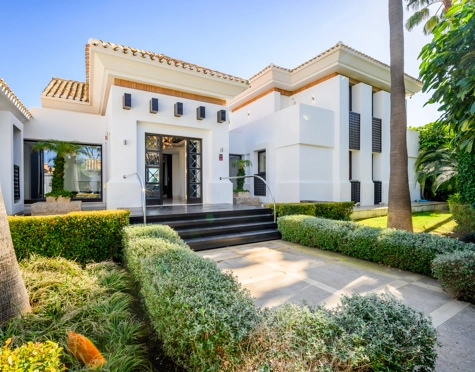 Villa for sale in Los Flamingos, Benahavis