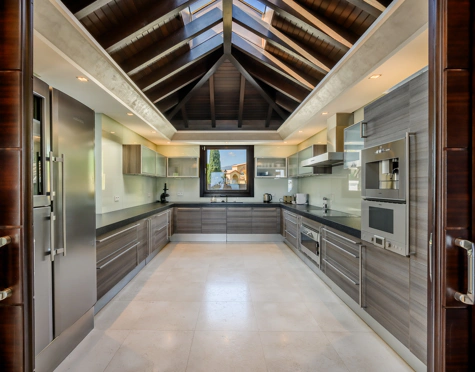 Villa for sale in Los Flamingos, Benahavis