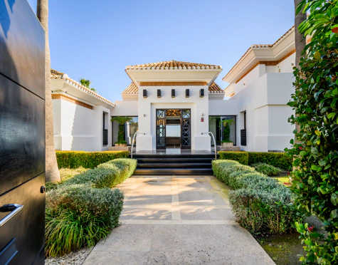 Villa for sale in Los Flamingos, Benahavis