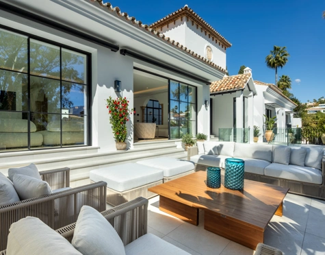 Villa en venta en El Herrojo, Benahavis