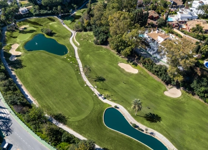 ELEGANTE VILLA DE LUJO EN PRIMERA LÍNEA DE GOLF EN EL HERROJO