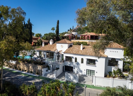 ELEGANTE VILLA DE LUJO EN PRIMERA LÍNEA DE GOLF EN EL HERROJO