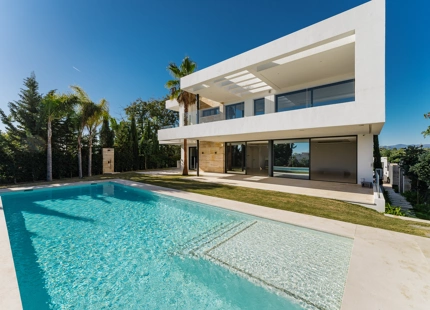 EXQUISITA VILLA MODERNA DE 5 DORMITORIOS EN LA MILLA DE ORO DE MARBELLA