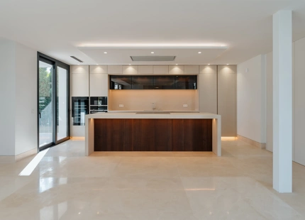 EXQUISITA VILLA MODERNA DE 5 DORMITORIOS EN LA MILLA DE ORO DE MARBELLA