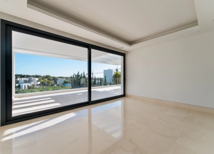 EXQUISITA VILLA MODERNA DE 5 DORMITORIOS EN LA MILLA DE ORO DE MARBELLA