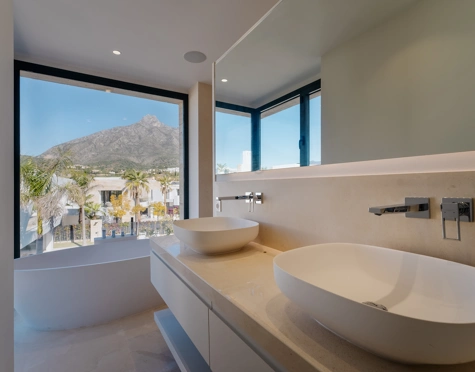 Villa en venta en Lomas del Virrey, Marbella Golden Mile