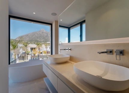 EXQUISITA VILLA MODERNA DE 5 DORMITORIOS EN LA MILLA DE ORO DE MARBELLA