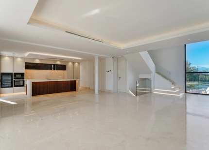 EXQUISITA VILLA MODERNA DE 5 DORMITORIOS EN LA MILLA DE ORO DE MARBELLA