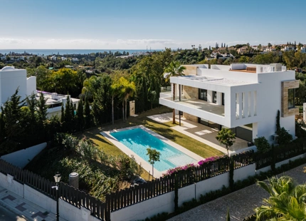 EXQUISITA VILLA MODERNA DE 5 DORMITORIOS EN LA MILLA DE ORO DE MARBELLA