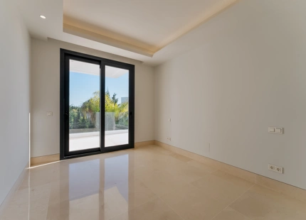 EXQUISITA VILLA MODERNA DE 5 DORMITORIOS EN LA MILLA DE ORO DE MARBELLA