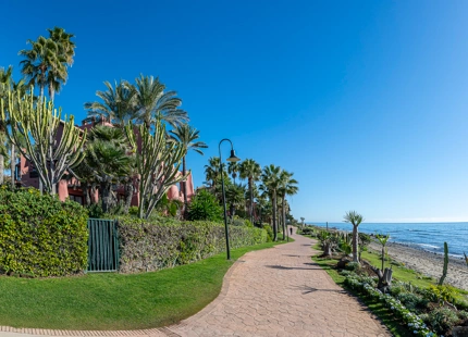 APARTAMENTO EN PLANTA BAJA EN ESTEPONA - EXCEPCIONAL VIVIENDA FRENTE AL MAR