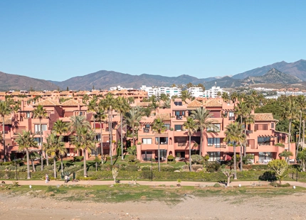 APARTAMENTO EN PLANTA BAJA EN ESTEPONA - EXCEPCIONAL VIVIENDA FRENTE AL MAR