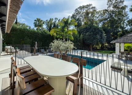 STUNNING VILLA WITH EXCEPTIONAL OUTDOOR LIVING IN NUEVA ANDALUCÍA