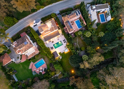 STUNNING VILLA WITH EXCEPTIONAL OUTDOOR LIVING IN NUEVA ANDALUCÍA