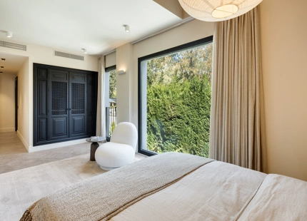 STUNNING VILLA WITH EXCEPTIONAL OUTDOOR LIVING IN NUEVA ANDALUCÍA