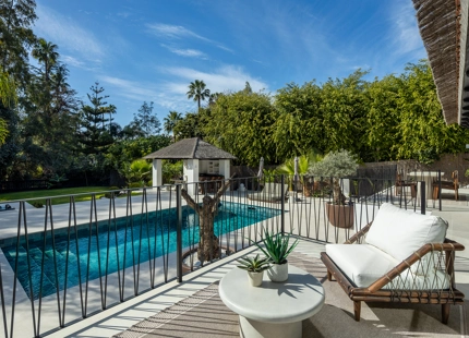 STUNNING VILLA WITH EXCEPTIONAL OUTDOOR LIVING IN NUEVA ANDALUCÍA