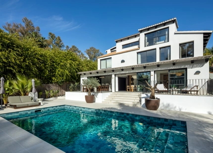 STUNNING VILLA WITH EXCEPTIONAL OUTDOOR LIVING IN NUEVA ANDALUCÍA
