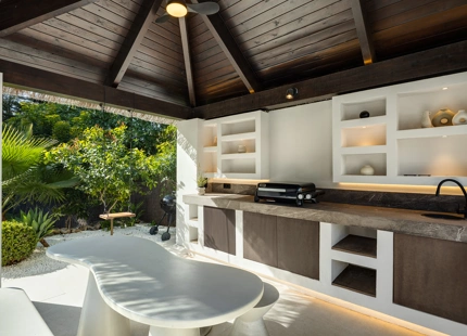 STUNNING VILLA WITH EXCEPTIONAL OUTDOOR LIVING IN NUEVA ANDALUCÍA