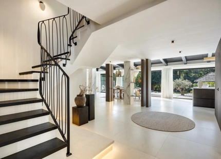 STUNNING VILLA WITH EXCEPTIONAL OUTDOOR LIVING IN NUEVA ANDALUCÍA