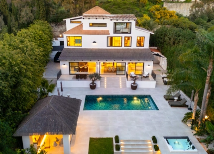 STUNNING VILLA WITH EXCEPTIONAL OUTDOOR LIVING IN NUEVA ANDALUCÍA
