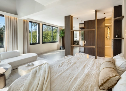 STUNNING VILLA WITH EXCEPTIONAL OUTDOOR LIVING IN NUEVA ANDALUCÍA