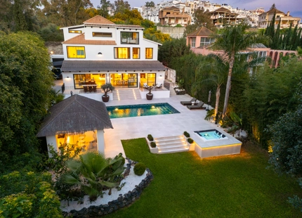 STUNNING VILLA WITH EXCEPTIONAL OUTDOOR LIVING IN NUEVA ANDALUCÍA
