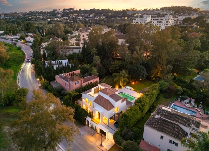 STUNNING VILLA WITH EXCEPTIONAL OUTDOOR LIVING IN NUEVA ANDALUCÍA
