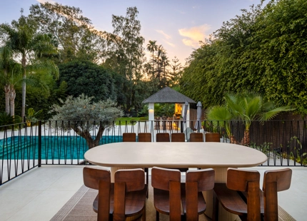 STUNNING VILLA WITH EXCEPTIONAL OUTDOOR LIVING IN NUEVA ANDALUCÍA