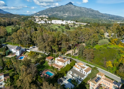 STUNNING VILLA WITH EXCEPTIONAL OUTDOOR LIVING IN NUEVA ANDALUCÍA