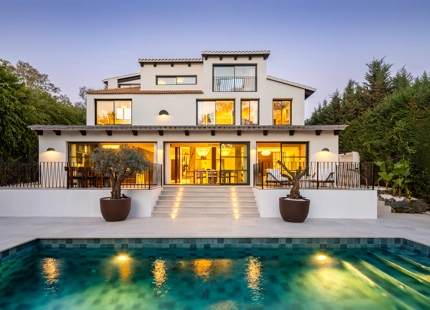 STUNNING VILLA WITH EXCEPTIONAL OUTDOOR LIVING IN NUEVA ANDALUCÍA