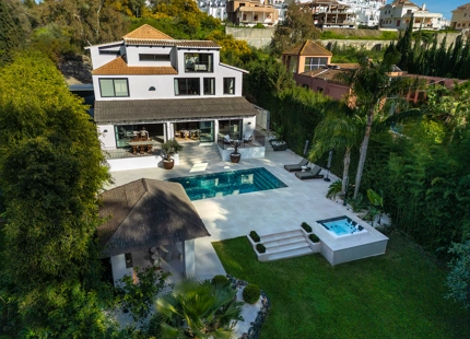 STUNNING VILLA WITH EXCEPTIONAL OUTDOOR LIVING IN NUEVA ANDALUCÍA