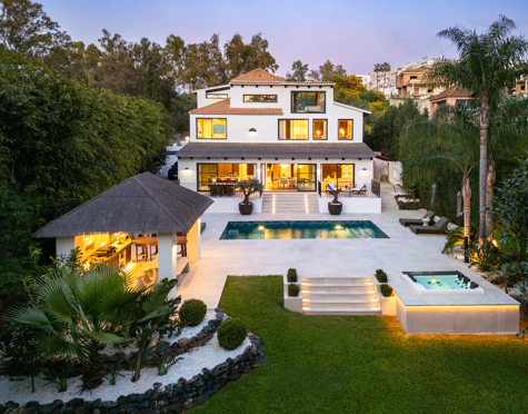 STUNNING VILLA WITH EXCEPTIONAL OUTDOOR LIVING IN NUEVA ANDALUCÍA