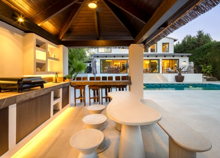 STUNNING VILLA WITH EXCEPTIONAL OUTDOOR LIVING IN NUEVA ANDALUCÍA
