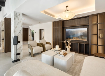 STUNNING VILLA WITH EXCEPTIONAL OUTDOOR LIVING IN NUEVA ANDALUCÍA