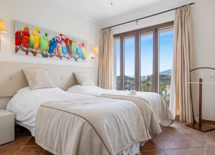 CHARMING 5-BEDROOM TOWNHOUSE WITH PRIVATE POOL IN BENAHAVIS