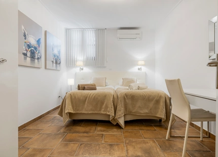 CHARMING 5-BEDROOM TOWNHOUSE WITH PRIVATE POOL IN BENAHAVIS