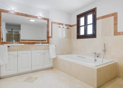 CHARMING 5-BEDROOM TOWNHOUSE WITH PRIVATE POOL IN BENAHAVIS