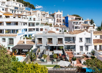 CHARMING 5-BEDROOM TOWNHOUSE WITH PRIVATE POOL IN BENAHAVIS