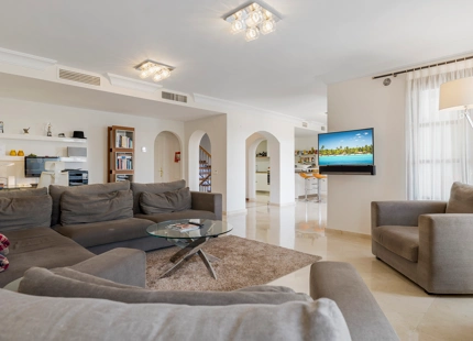 CHARMING 5-BEDROOM TOWNHOUSE WITH PRIVATE POOL IN BENAHAVIS
