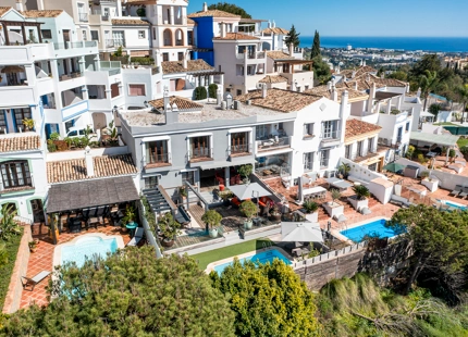 CHARMING 5-BEDROOM TOWNHOUSE WITH PRIVATE POOL IN BENAHAVIS