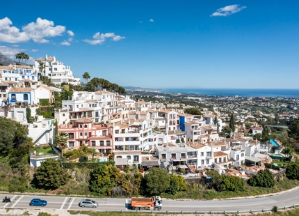 CHARMING 5-BEDROOM TOWNHOUSE WITH PRIVATE POOL IN BENAHAVIS