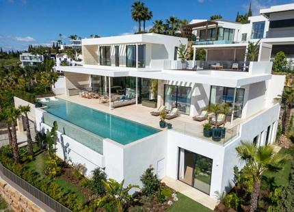 EXQUISITE LUXURY VILLA WITH STUNNING SEA VIEWS IN BENAHAVÍS