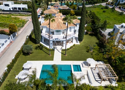 EXCEPTIONAL FIVE-BEDROOM VILLA WITH STUNNING FEATURES IN NUEVA ANDALUCÍA