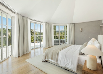 EXCEPTIONAL FIVE-BEDROOM VILLA WITH STUNNING FEATURES IN NUEVA ANDALUCÍA