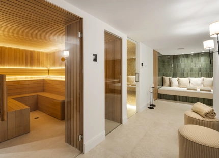 EXCEPTIONAL FIVE-BEDROOM VILLA WITH STUNNING FEATURES IN NUEVA ANDALUCÍA
