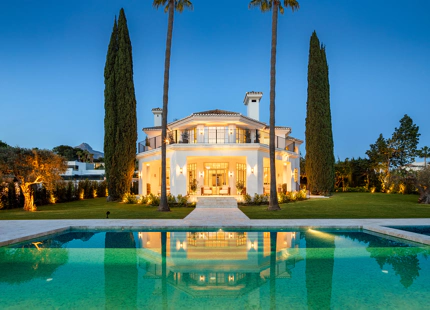 EXCEPTIONAL FIVE-BEDROOM VILLA WITH STUNNING FEATURES IN NUEVA ANDALUCÍA