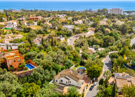CHARMING 4-BEDROOM VILLA WITH EXPANSIVE OUTDOOR AREA IN El ROSARIO, MARBELLA