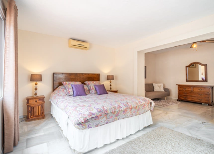 CHARMING 4-BEDROOM VILLA WITH EXPANSIVE OUTDOOR AREA IN El ROSARIO, MARBELLA